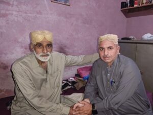 Niaz Hussain Leghari visits Abdul Sattar Dars in Hyderabad to inquire about his health