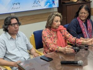 Mehtab Akbar Rashdi speaking at Karachi Press Club during Hum Pe Kya Guzri session