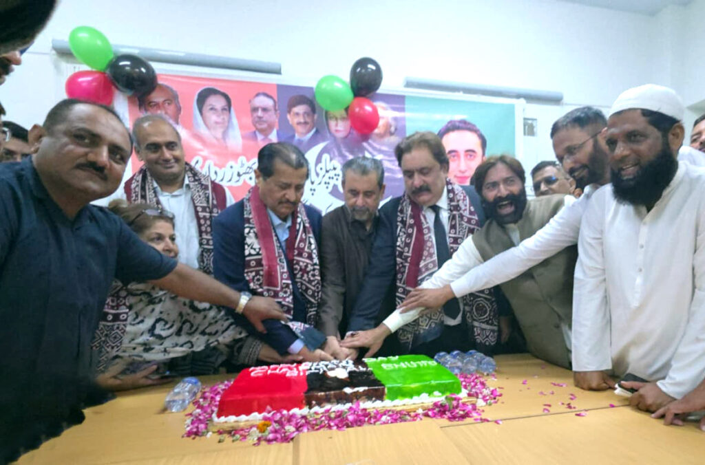 Mirza Ikhtiar Baig and PPP workers celebrate Bilawal Bhutto Zardari birthday at JPMC Karachi