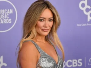 Hilary Duff recreates Lizzie McGuire Movie scene at Rome Trevi Fountain.