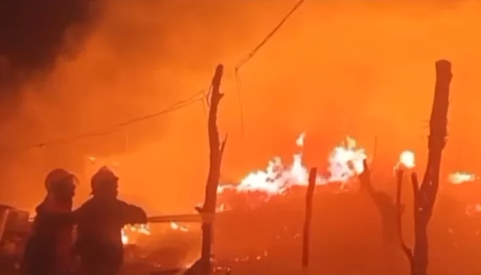 Karachi Fire at a furniture market near Kamran Chowrangi in Gulistan-e-Johar, with firefighters responding to the blaze.