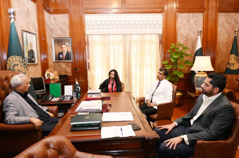 Governor Sindh Nehal Hashmi meeting Crescent Art Gallery delegation at Governor House Karachi