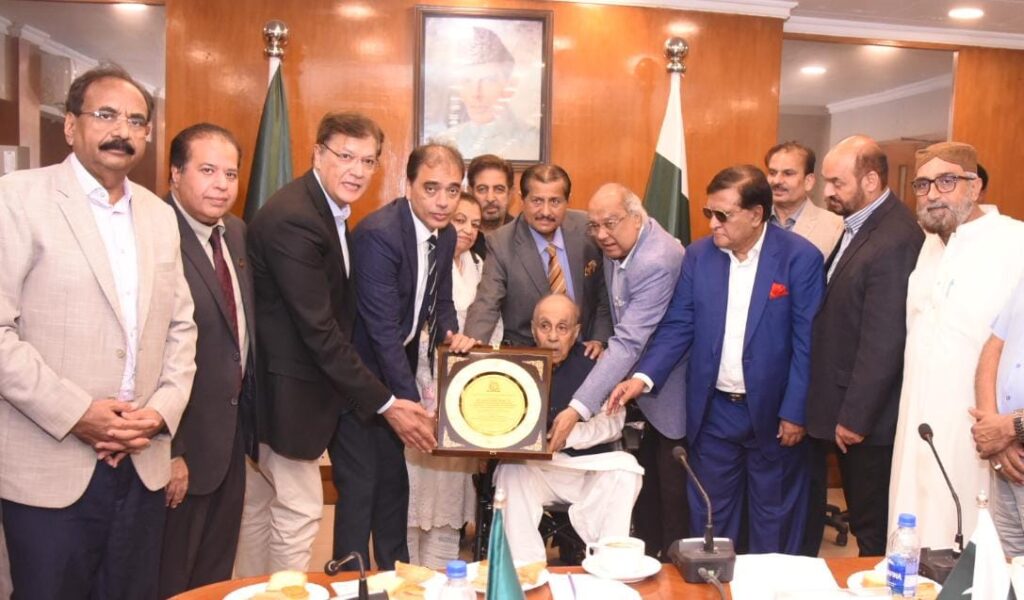FPCCI President Atif Ikram Sheikh honours Abdul Sami Khan with Lifetime Achievement Award