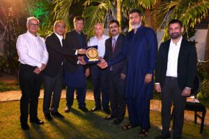 S.M. Tanveer receives Lifetime Achievement Award for late S.M. Muneer in Karachi