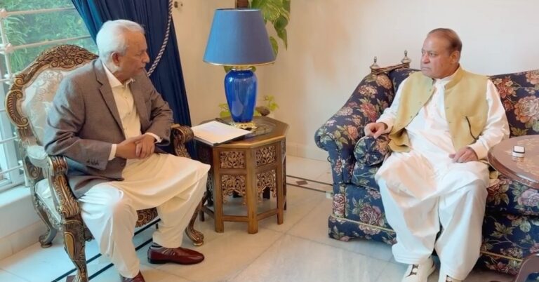 Nawaz Sharif and Sindh Governor Nehal Hashmi meet at Jati Umra in Raiwind.