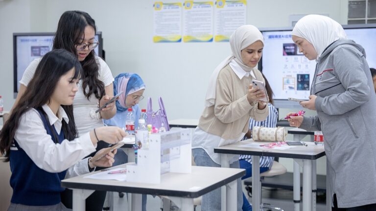 Women participating in AI and digital skills training to advance women’s digital empowerment in China.
