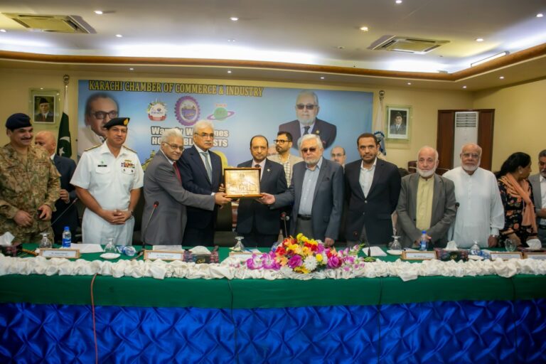 Karachi Port Trust Chairman Shahid Ahmed receives a crest from Zubair Motiwala and Talat Mahmood at KCCI.