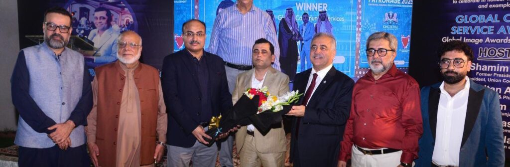 - Atiq Allahwala receives a shield from Brigadier Yaqoob Awan and Hanif Gohar at a Karachi dinner.
