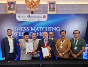 EDF Founder President and IMEC/KPMI Chairman Rachmat Sutarnas Marpaung sign a memorandum of understanding in Jakarta.