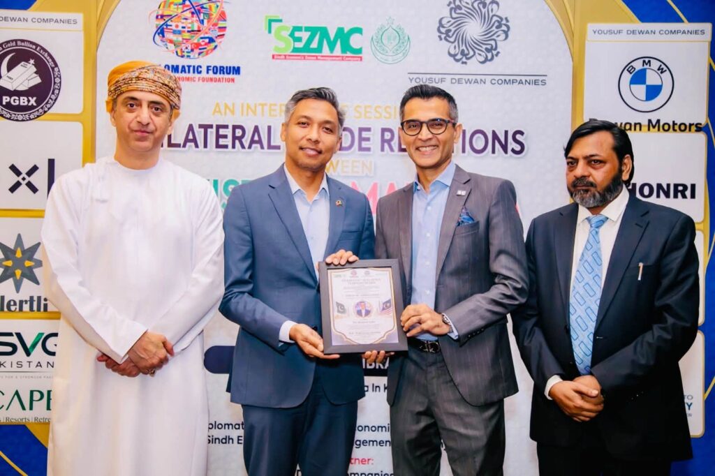 Shahzad Sabir receives recognition from Malaysian Consul General Mohd Yunus Ibrahim at the Pakistan–Malaysia Symposium 2026.