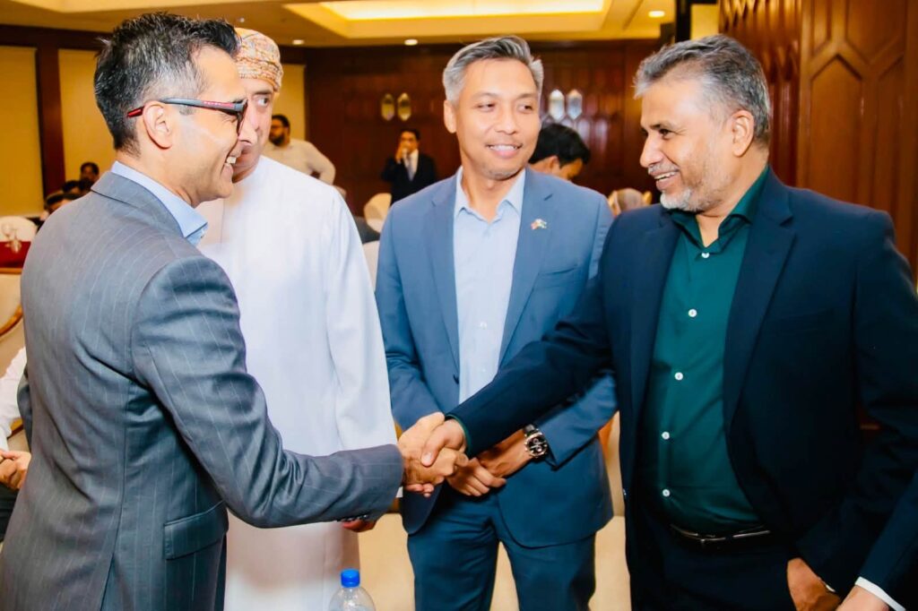 Shahzad Sabir receives recognition from Malaysian Consul General Mohd Yunus Ibrahim at the Pakistan–Malaysia Symposium 2026.