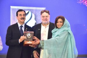 Nafisa Shah receives the Dukhtar-e-Pakistan Excellence Award at an international conference in Islamabad.