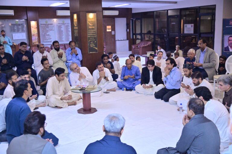 Saeed Ghani and KATI leaders offer prayers at a condolence meeting for former KATI president Danish Khan.