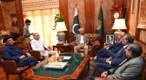 Sindh Governor Nehal Hashmi during a meeting with the Karachi University Alumni Houston delegation.