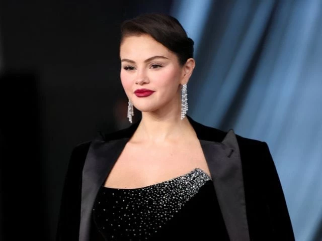 Selena Gomez faces renewed online discussion after revealing her struggle to quit nicotine vaping.